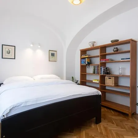 Apartament Oasis In The With A Patio Lublana